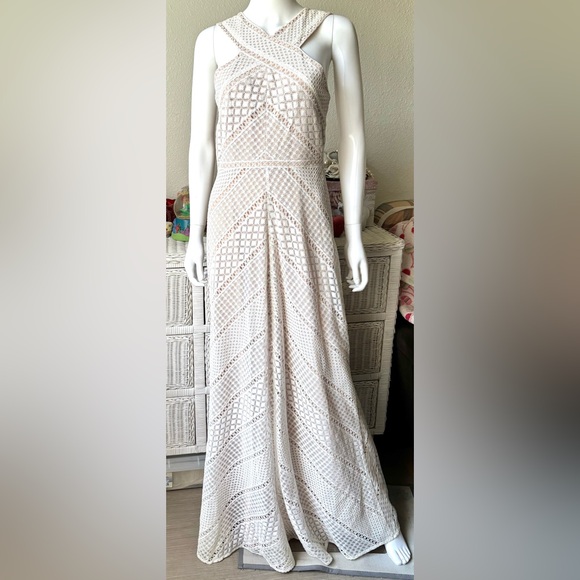BCBGMAXAZRIA Bernadette Lace Overlay Maxi dress in White with nude liner Size 6 - Picture 1 of 10